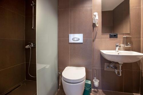 普里什蒂纳Hotel 4 Llulla的一间带卫生间和水槽的浴室