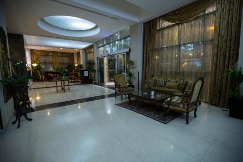 埃尔比勒菲奥里酒店的大堂配有沙发、椅子和桌子
