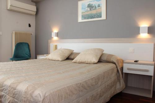 罗克布吕讷-卡普马丹 亚历山德拉酒店的一间卧室配有一张带两个枕头的床