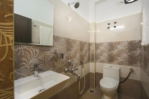 钦奈Balaji residency的一间带水槽和卫生间的浴室