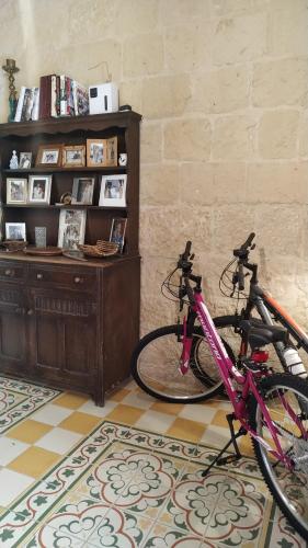 圣劳伦斯Ta’ Lorenzo的两辆自行车停放在书架的房间