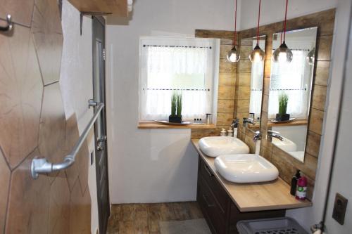 维尔茨堡Apartment Ferienhaus的浴室设有2个水槽和镜子