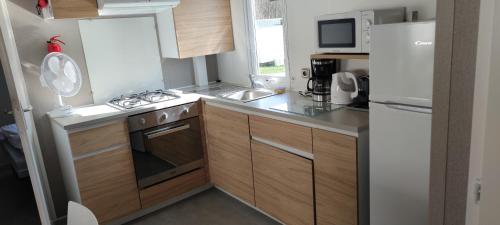 Assist' Mobil Home 463 - Beau Mobil Home 6 personnes 3 chambres coin calme的厨房或小厨房