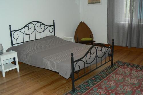 LabruguièreLe Numéro 4 !的卧室配有1张床、1张桌子和1把椅子