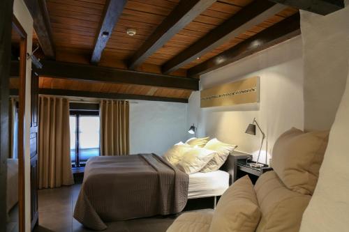 维安登阿尔维嫩酒店的一间卧室配有一张床和一张沙发