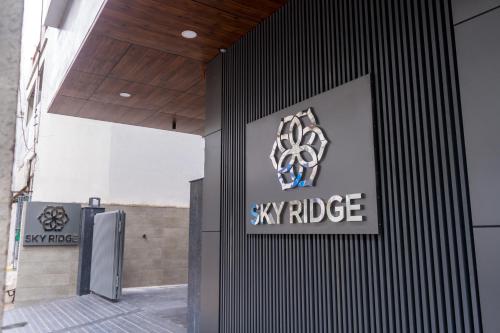 维杰亚瓦达Sky Ridge的建筑物一侧的标志