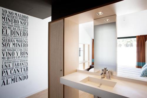 塞维利亚塞维利亚TOC旅馆的一间带水槽和镜子的浴室