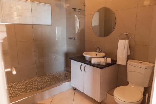 乌姆德洛蒂516 Umdloti Resort的带淋浴、卫生间和盥洗盆的浴室