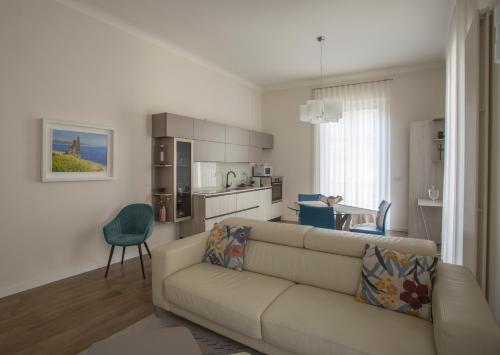 雷焦卡拉布里亚La Casa di Nausicaa : il piacere dell'ospitalità的带沙发的客厅和厨房