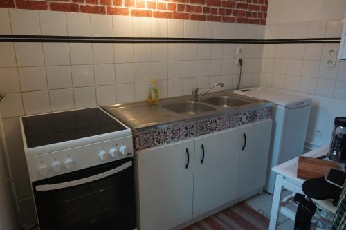 昂热Le Pompidou T2 pour 2 à 4 pers avec parking privé & balcon Place Ney的一间带水槽和炉灶的小厨房
