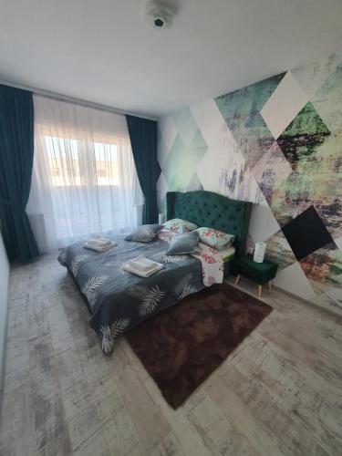 布拉索夫Studio 70的卧室配有一张壁画床