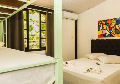 阿布拉奥Lonier Villa Inn Economic的带2扇窗户的客房内的2张床