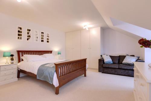 彼索普斯托福Modern Spacious Apartments的一间卧室配有一张大床和一张沙发
