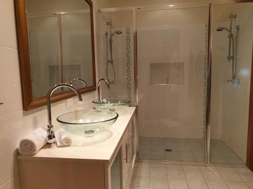 Limpinwood里姆皮沃德度假屋酒店的一间带两个盥洗盆和淋浴的浴室
