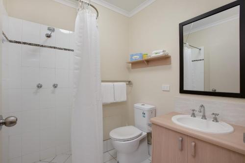 凯恩斯Cairns City Sheridan Motel的带淋浴、卫生间和盥洗盆的浴室