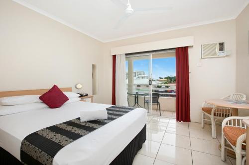 凯恩斯Cairns City Sheridan Motel的酒店客房设有一张床和一个阳台。