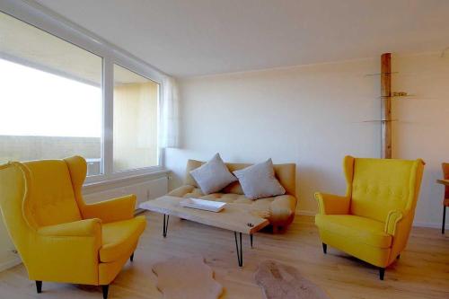 霍盖思Apartment 581的客厅配有两把椅子、一张沙发和一张桌子