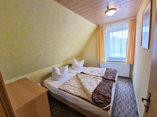 于克里茨Ferienwohnung Seestern Ückeritz的小房间设有床和窗户