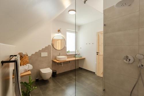 迪马诺卡多林纳Chalet Pølarka的一间带水槽、卫生间和镜子的浴室