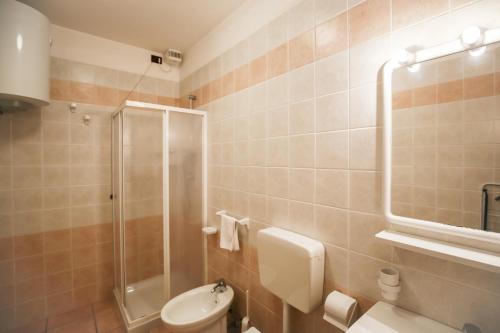 卡奥莱BETULLE Lido Altanea的带淋浴、卫生间和盥洗盆的浴室