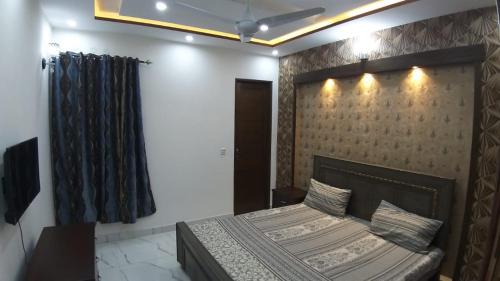 拉合尔Al-Nafay Guest House R1的卧室配有一张床