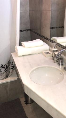 圣米格尔·德·图库玛Balcarce city的一间带水槽和镜子的浴室