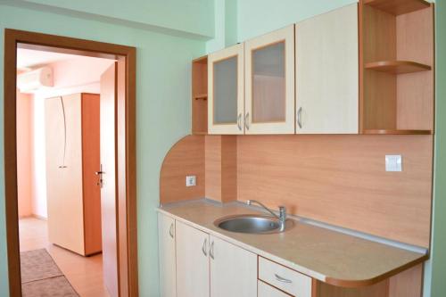 索佐波尔Family Hotel Coral的厨房配有白色橱柜和水槽
