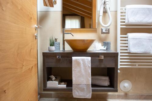 图恩诺图弗木屋酒店 - 山湖的一间带碗水槽和镜子的浴室