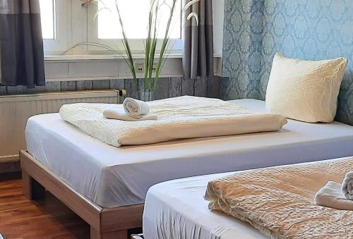 斯图加特Easy Stay Residence的卧室内的两张床和毛巾