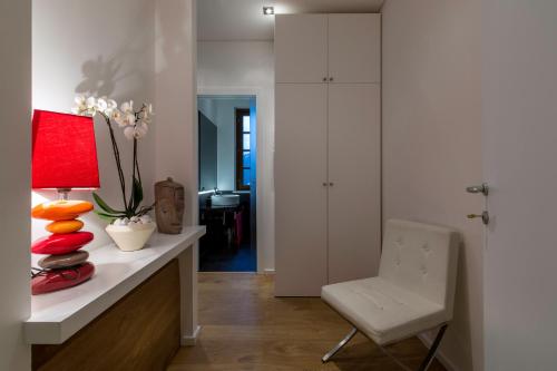 日科德尔格尔福迪艾斯Apartment Acero Rosso的客厅配有红灯和白色椅子