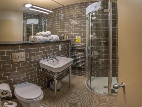 哈斯尔米尔Harper's Steakhouse with Rooms, Haslemere的浴室配有卫生间、盥洗盆和淋浴。