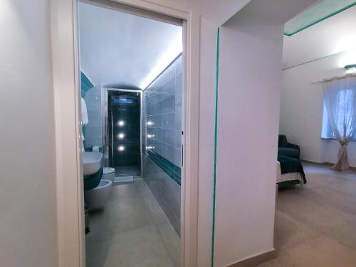 阿特拉尼Atrani Rooms的一间带卫生间和玻璃门的浴室