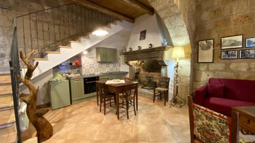 巴尼奥雷焦Il Vento e la Ginestra的厨房以及带桌子和楼梯的客厅。