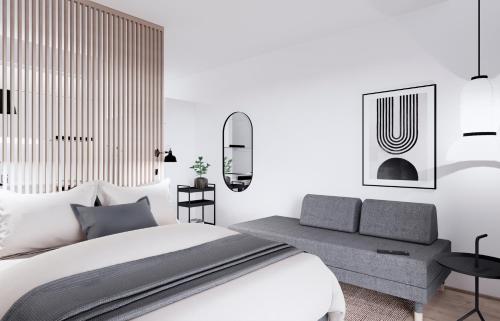 奥卢Viihtyisä huoneisto Oulun keskustassa @kideasunnot的白色卧室配有床和椅子