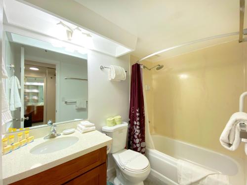 檀香山Bamboo Hotel Charm, Moments from the Sandy Shore的一间带水槽、卫生间和淋浴的浴室