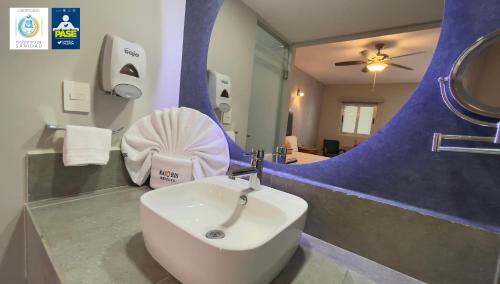 库利亚坎Hotel Maioris Bellavista的浴室设有白色水槽和镜子