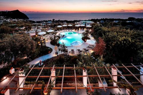 伊斯基亚波焦安蒂科庄园酒店的享有度假村游泳池的顶部景致