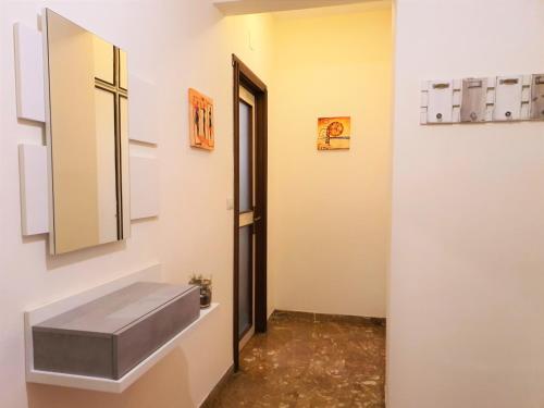 拉帕洛中心之家公寓的一间带水槽和镜子的浴室