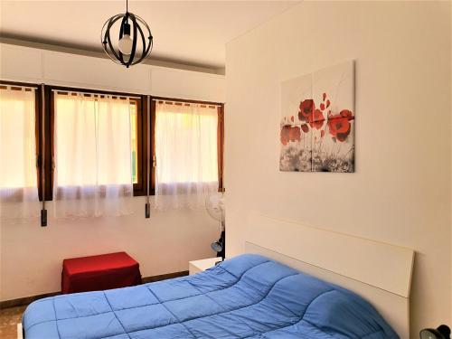 拉帕洛中心之家公寓的卧室配有蓝色的床和墙上的绘画作品