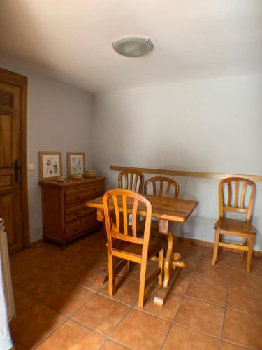 拉伊鲁埃拉Casa La Fragua的一间带木桌和两把椅子的用餐室