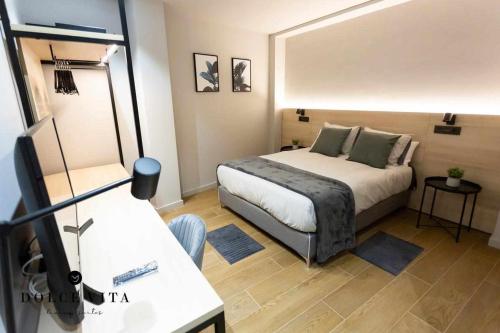 比亚雷亚尔Apartamento Roma living suite en Vila real的酒店客房,配有床和梳妆台