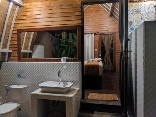 吉利特拉旺安百乐别墅的一间带水槽、卫生间和镜子的浴室