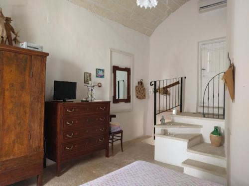 SoletoBilocale San Nicola的一间带水槽和梳妆台的卧室以及一间浴室。