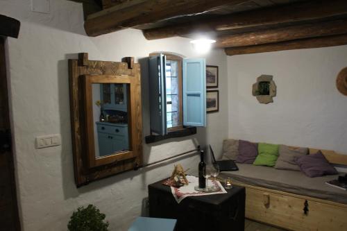 Vineyard Eco Cottage near Dubrovnik的休息区