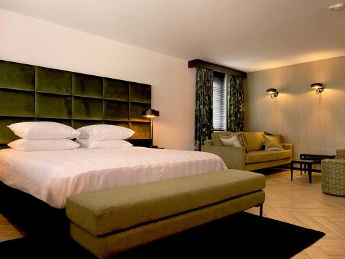 奥斯德纳尔德霍夫酒店的一间卧室配有一张大床和一张沙发