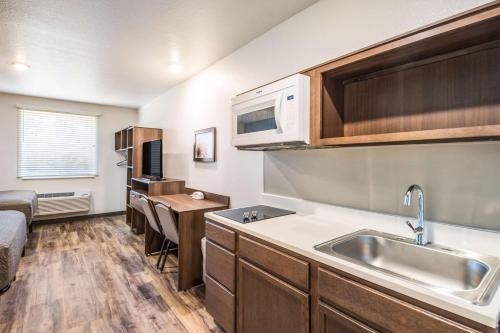 布雷登顿WoodSpring Suites Bradenton的相册照片