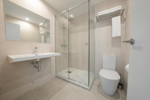 菲尼斯特雷Hotel VIDA Finisterre Centro的带淋浴、盥洗盆和卫生间的浴室