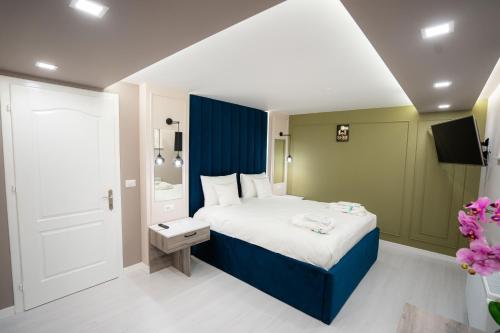 勒德乌齐SHIMresidence LUXURY的一间酒店客房 - 带一张床和一间浴室