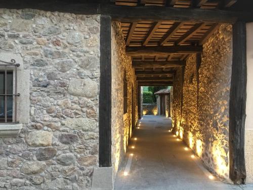 赫尔特Aura del Jerte的石头建筑的走廊,上面有灯