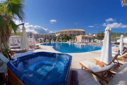 凯法利尼亚岛爱奥尼亚绿宝石度假酒店的毗邻度假酒店的带热水浴池的游泳池